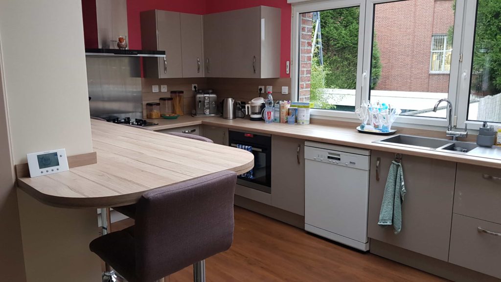 Cuisine avec four encastré, lave-vaisselle encastré, plaque de cuisson intégré