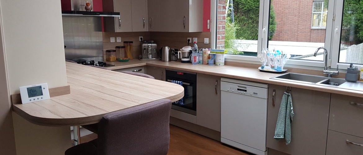 Cuisine avec four encastré, lave-vaisselle encastré, plaque de cuisson intégré