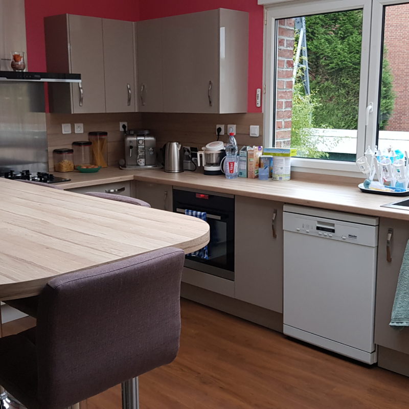 Cuisine avec four encastré, lave-vaisselle encastré, plaque de cuisson intégré