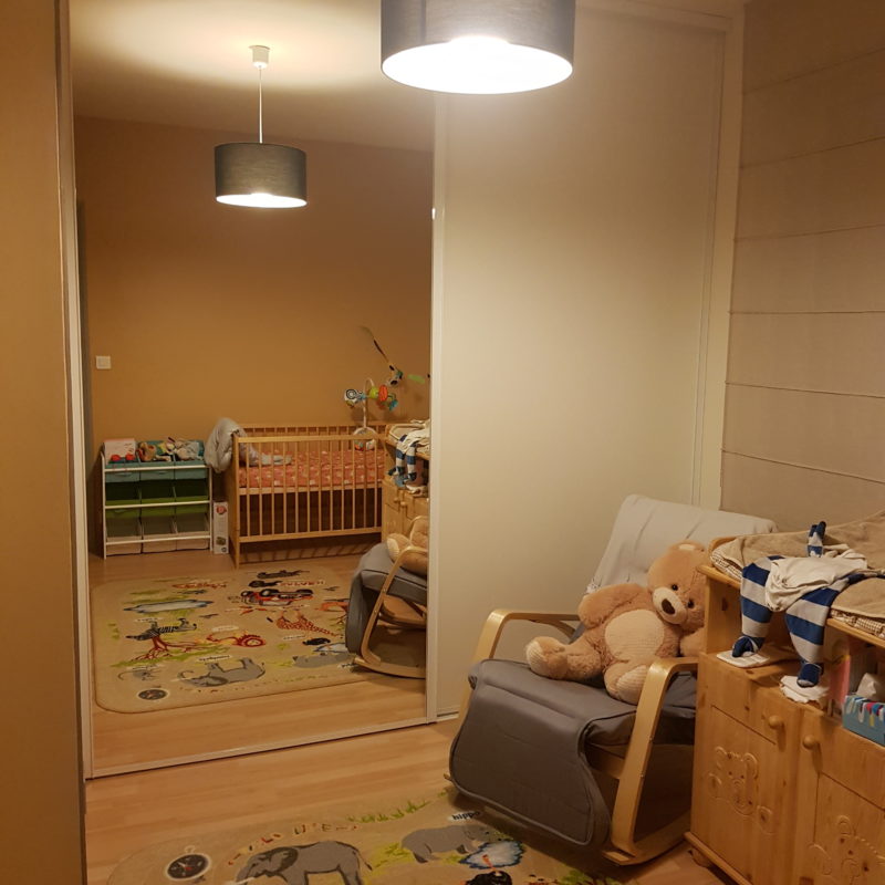 Dressing double porte coulissante avec miroir sur une porte